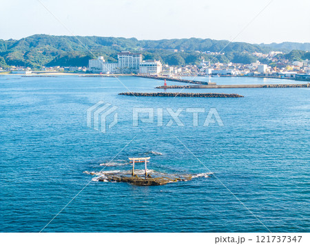 勝浦湾内の旧遠見岬神社 海の鳥居（千葉県勝浦市）  121737347