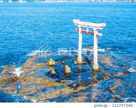 勝浦湾内の旧遠見岬神社 海の鳥居（千葉県勝浦市）  121737348
