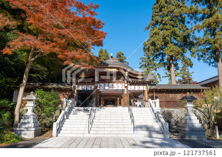 高麗神社神門と紅葉 121737561