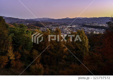 卯辰山から晩秋の金沢の夕景 121737572