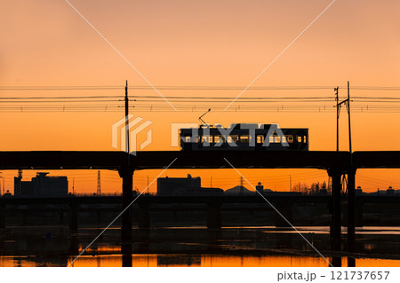 朝日と阪堺電車 121737657