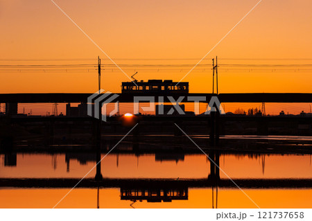 朝日と阪堺電車 121737658