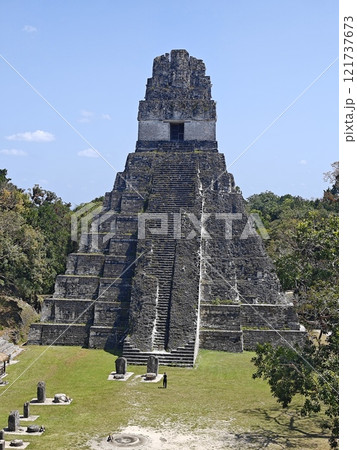 ティカルのマヤ遺跡　グアテマラ　ピラミッド 121737673