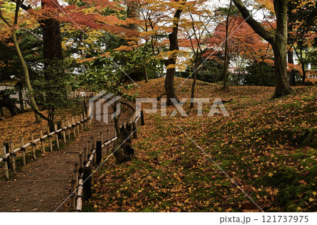 紅葉が美しい兼六園 121737975