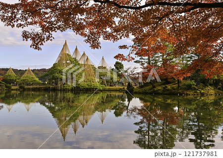 紅葉が美しい兼六園 121737981