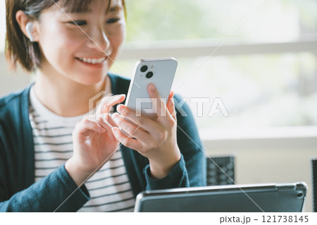 外出先でデジタルガジェットを使う女性 外出先でデジタルガジェットを使う女性 121738145