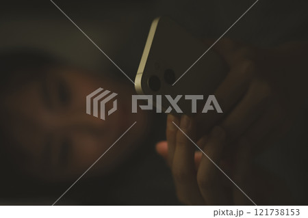 寝ながらスマホ 121738153