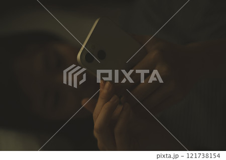 寝ながらスマホ 121738154