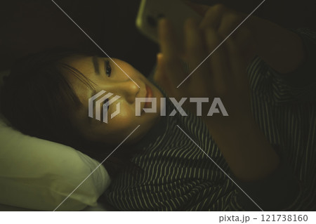 寝ながらスマホ 寝ながらスマホ 121738160