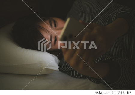 寝ながらスマホ 121738162