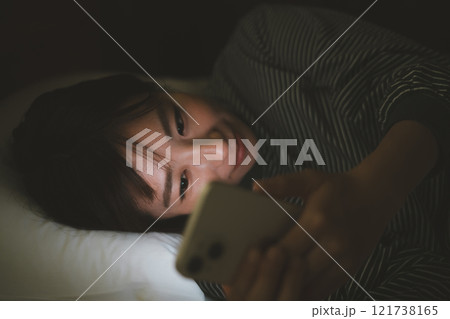寝ながらスマホ 121738165