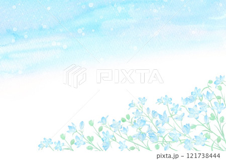 青空の下に咲くスプレーデルフィニウムの花畑の風景。水彩イラストを使用。 121738444
