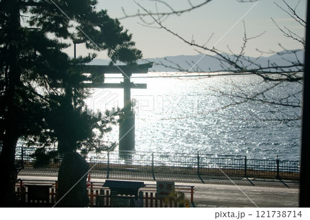 朝日にきらめく湖面と白髭神社の鳥居 朝日にきらめく湖面と白髭神社の鳥居 121738714