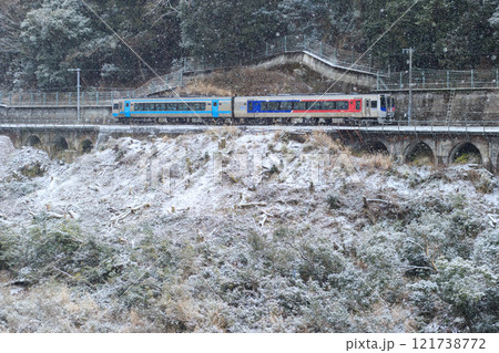 雪景色の土讃線を行く特急「しまんと」（JR四国） 121738772