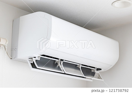 リビングの大型エアコン|ルーバー下向き リビングの大型エアコン|ルーバー下向き 121738792