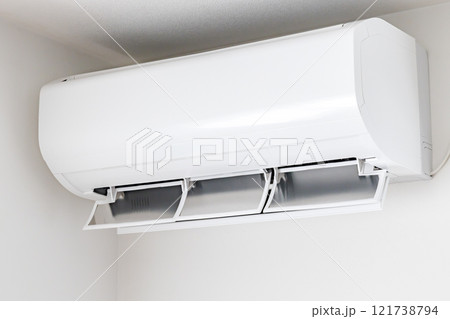 ルーバーを下向きにした白色のエアコン ルーバーを下向きにした白色のエアコン 121738794