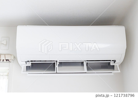 ルーバーを下向きにした白い大型のエアコン ルーバーを下向きにした白い大型のエアコン 121738796