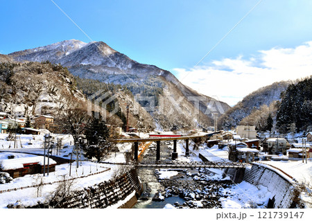 姫川温泉(姫川、大所川合流付近)、平岩駅周辺を望む(長野県小谷村)【2024.12】 121739147
