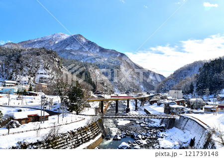 姫川温泉(姫川、大所川合流付近)、平岩駅周辺を望む(長野県小谷村)【2024.12】 121739148