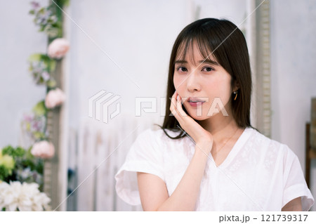 黒髪ロングヘアの若い女性 121739317