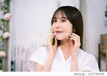 黒髪ロングヘアの若い女性 黒髪ロングヘアの若い女性 121739320