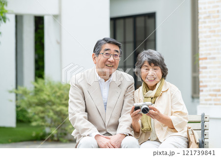 シニア夫婦 旅行 カメラ シニア夫婦 旅行 カメラ 121739841