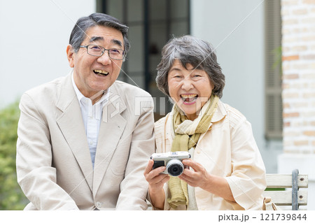 シニア夫婦　旅行　カメラ 121739844