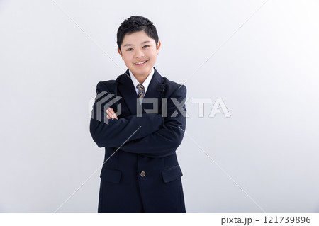 腕を組んでカメラをみる学生 腕を組んでカメラをみる学生 121739896