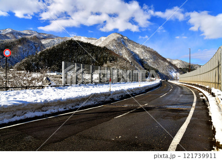 小谷大橋／姫川付近より道の駅小谷方向を望む(長野県小谷村)【2024.12】 121739911