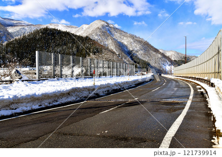 小谷大橋／姫川付近より道の駅小谷方向を望む(長野県小谷村)【2024.12】 121739914