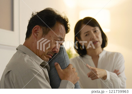 夫婦喧嘩をする塾年夫婦 夫婦喧嘩をする塾年夫婦 121739963