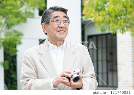 カメラを持つシニア男性 カメラを持つシニア男性 121740021