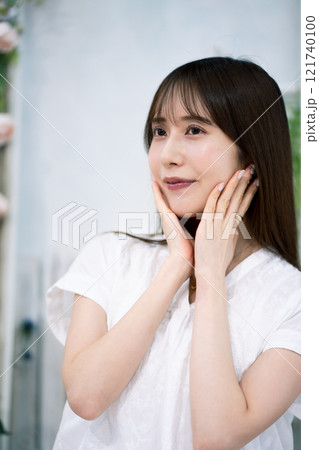 黒髪ロングヘアの若い女性 121740100