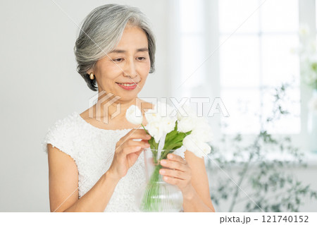 シニア　女性　花 121740152