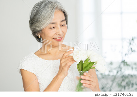 シニア　女性　花 121740153