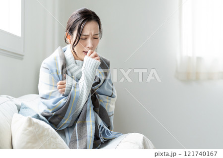 寒がりな若い女性 体調不良 寒がりな若い女性 体調不良 121740167