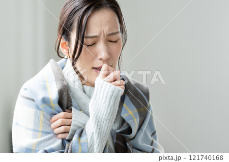 寒がりな若い女性 体調不良 寒がりな若い女性 体調不良 121740168