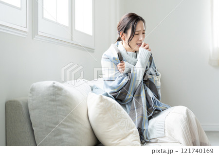 寒がりな若い女性　体調不良 121740169
