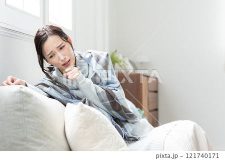 寒がりな若い女性　体調不良 121740171