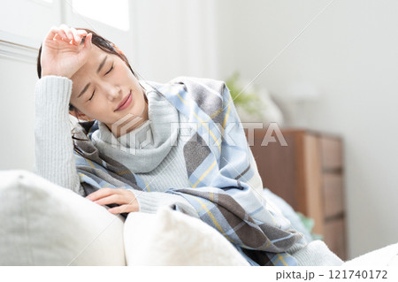 寒がりな若い女性　体調不良 121740172