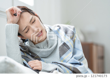 寒がりな若い女性　体調不良 121740173
