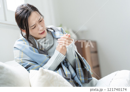 寒がりな若い女性　体調不良 121740174