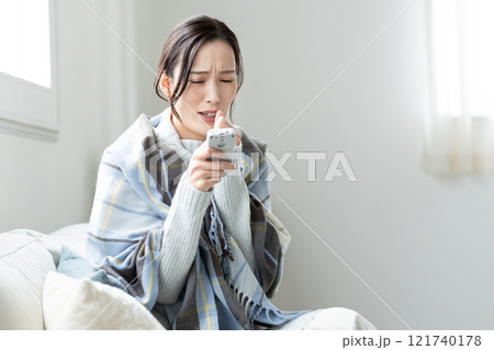 寒がりな若い女性　エアコン 121740178