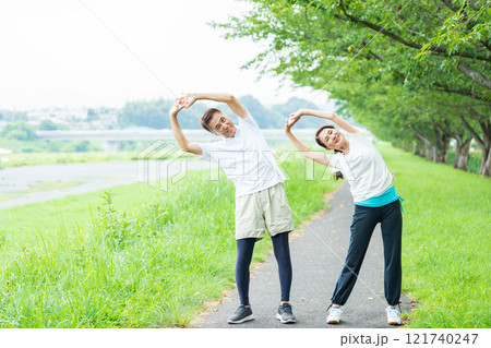 準備運動するシニア夫婦 121740247