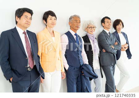 シニア世代のビジネスマンとキャリアウーマン 121740335