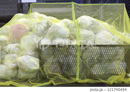 ゴミ出し ゴミ出し 121740484