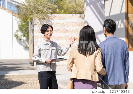 リフォームの打ち合わせをするビジネスマンとミドル夫婦 121740548