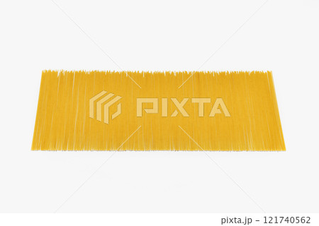 白バックに乾燥パスタ 121740562