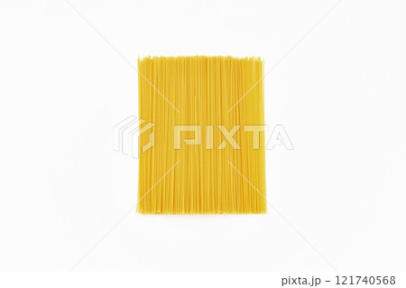 白バックに乾燥パスタ 121740568