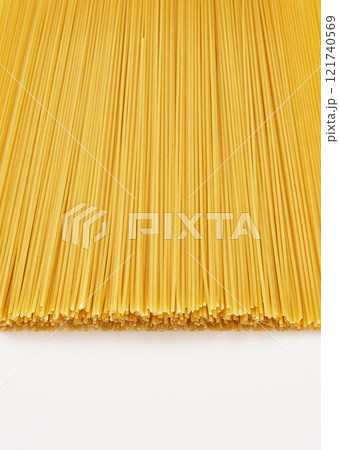 白バックに乾燥パスタ 121740569